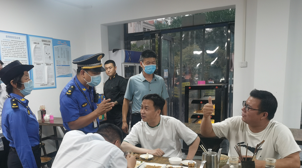 规范服务引导 践行执法为民 <br>郑州城管执法支队合理规范经营秩序助力提振城市“夜经济”