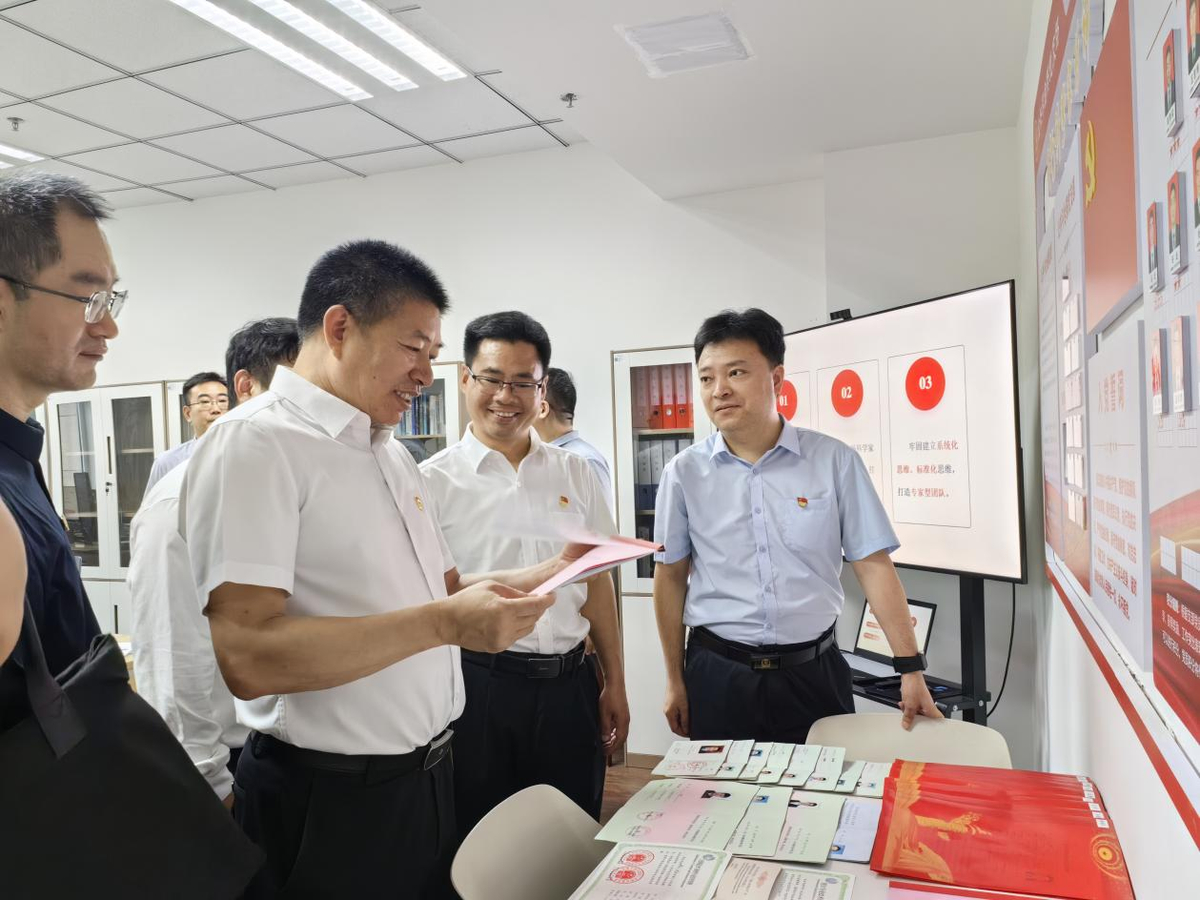 省行政审批政务信息管理局组织开展党建观摩活动