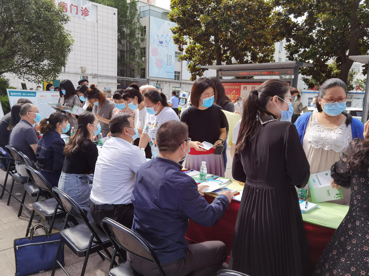 政策宣传面对面 服务群众心连心——南阳市医疗保障局开展“我为群众办实事 医保大讲堂进医院”活动