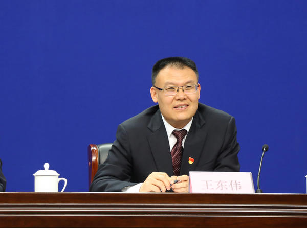 河南省财政厅党组书记,厅长王东伟在新闻发布会上回答记者提问3月31日