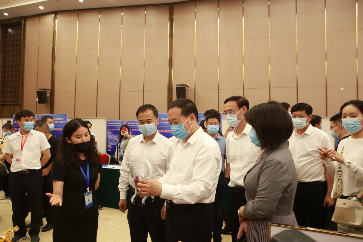 我省就业援助“暖心活动”启动仪式在郑州举行 我省就业援助“暖心活动”启动仪式在郑州举行