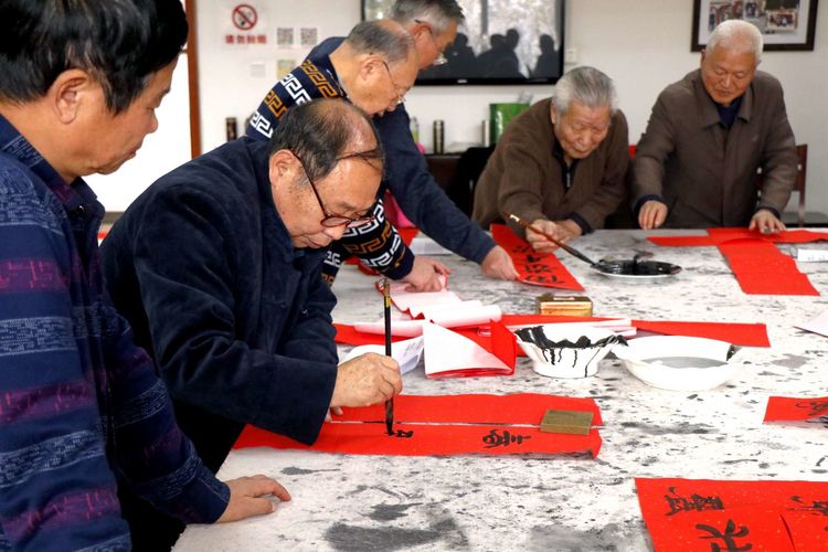 火红春联送温暖省人防办开展为扶贫村义写春联活动