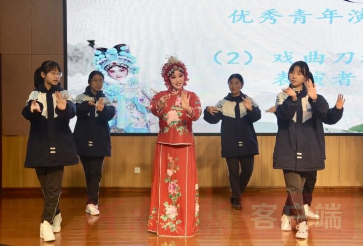 《河南日报客户端》用豫剧的方式，李树建告诉学子们如何坚定文化自信