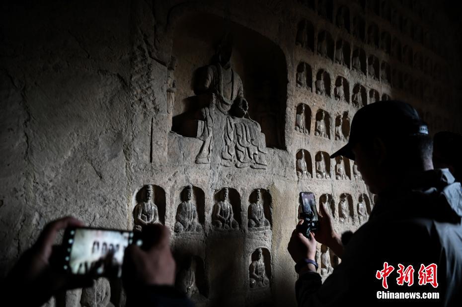 河南巩义：“国宝”千年石窟寺吸引参观者