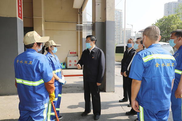 王国生在郑州探询慰问一线服务者时勉励大师 以习近平总秘书迫切复书为能源 在当年岗亭上续写不当年的故事