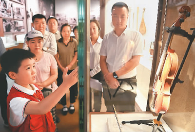 “开学第一课”播撒红色种子