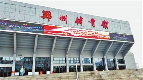 "9月2日,在郑州市体育馆门口,在管城回族区居住30多年的黄大爷告诉