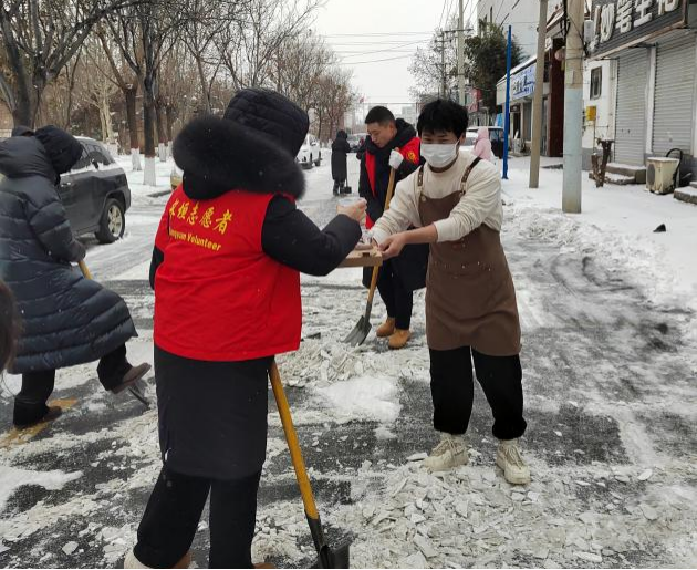 破冰除雪保畅通 真情暖人心