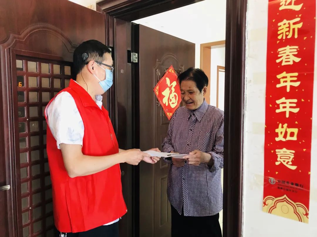 疫情防控进行时 | “阿姨,我来给你送核酸检测证明” 疫情防控进行时 | “阿姨,我来给你送核酸检测证明”