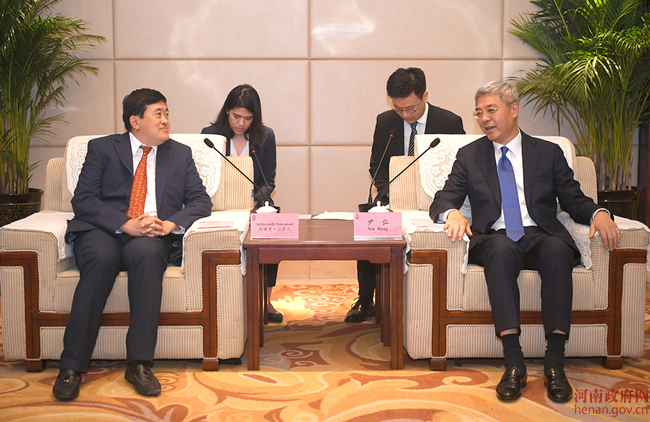尹弘在郑州会见泰国驻华大使阿塔育·习萨目