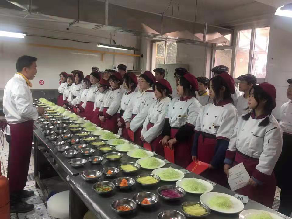洛阳旅游学校举办烹饪专业刀工竞赛