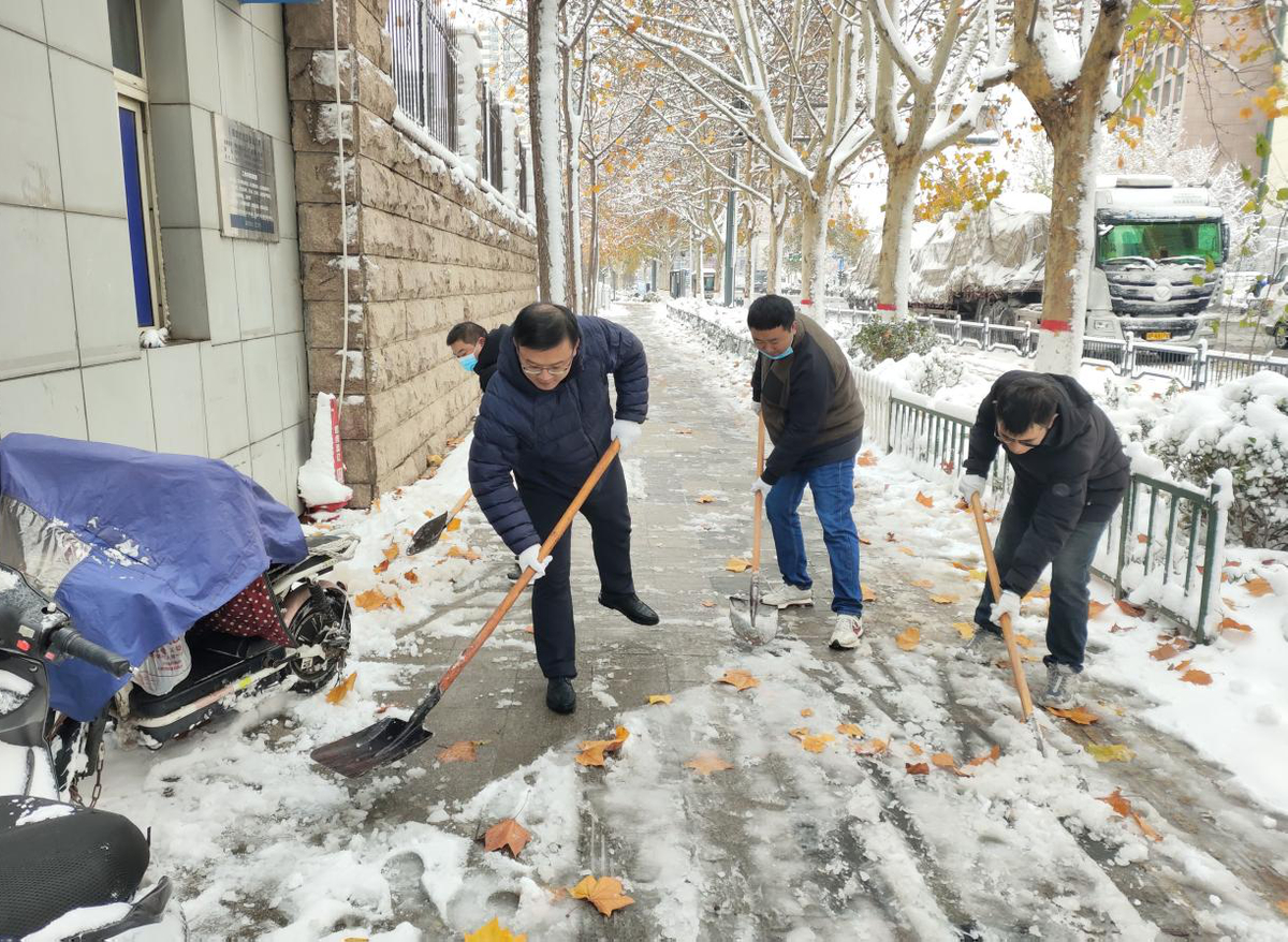 郑州：“浴雪奋战” 保障保通