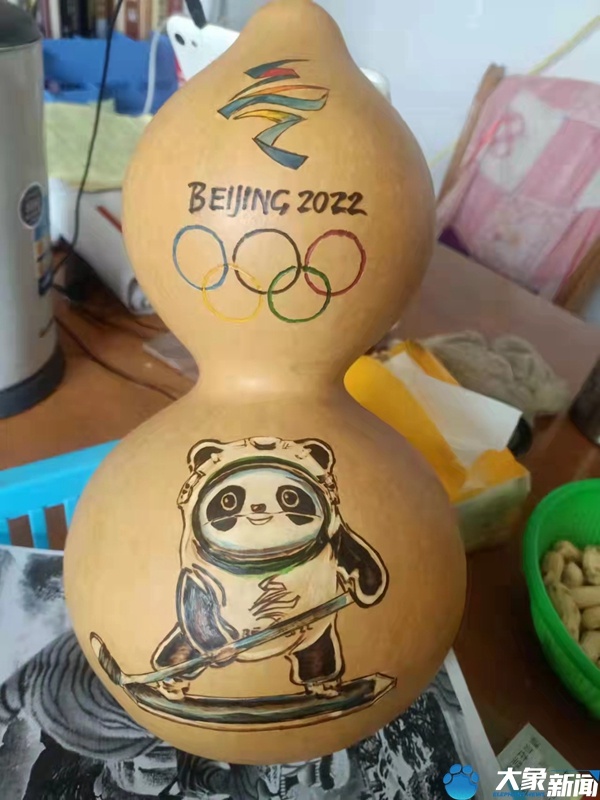非遗传承人制作工艺葫芦版冰墩墩献礼冬奥