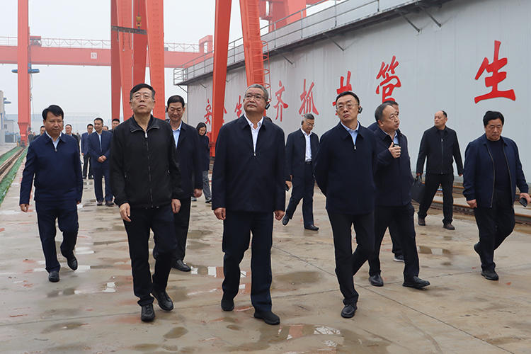 杨继成董事长一行查看PCCP管生产线02.jpg