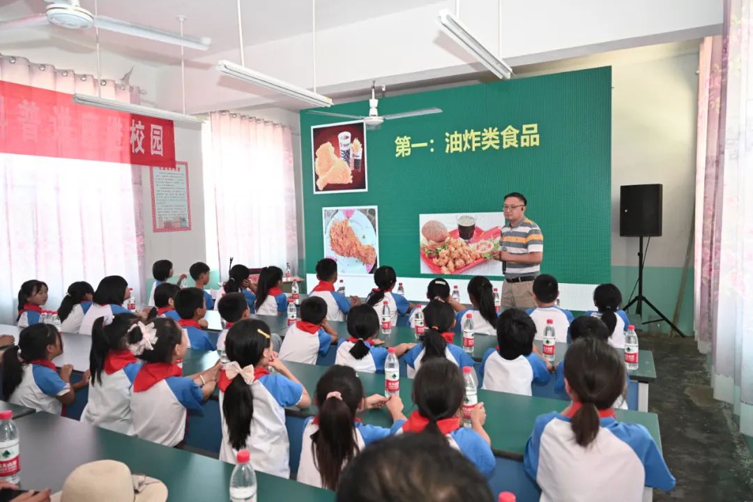 河南省市场监管科技周活动走进乡村小学校园