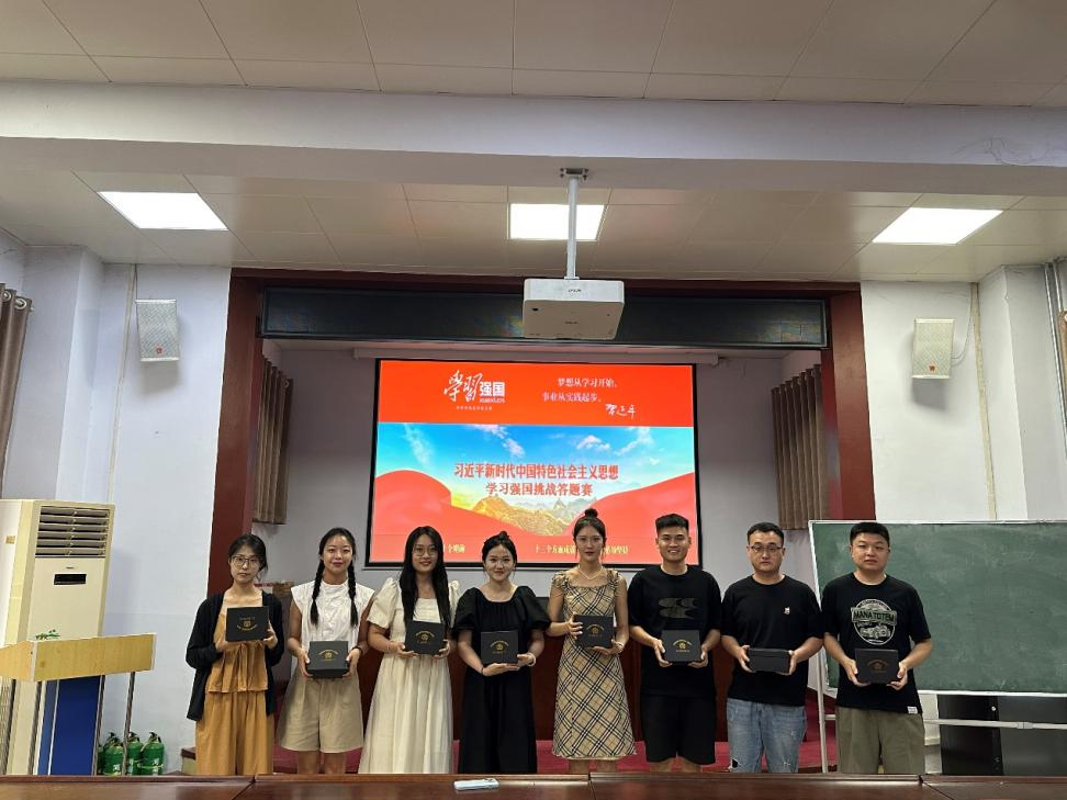 河南师范大学马克思主义学院研究生第二党支部开展“行远思恩 逐梦芳华”主题党日活动