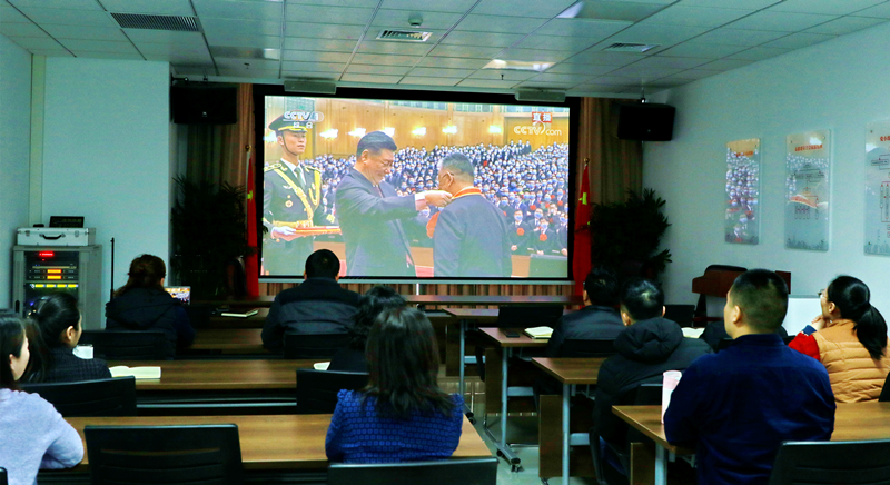 全厅干部职工收看全国脱贫攻坚总结表彰大会