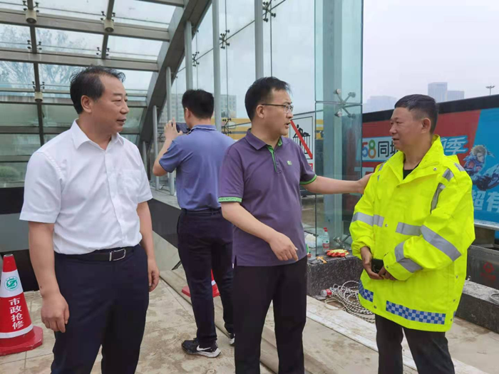 住建部城建司副司长韩煜在郑州指导抢险救援工作 住建部城建司副司长韩煜在郑州指导抢险救援工作