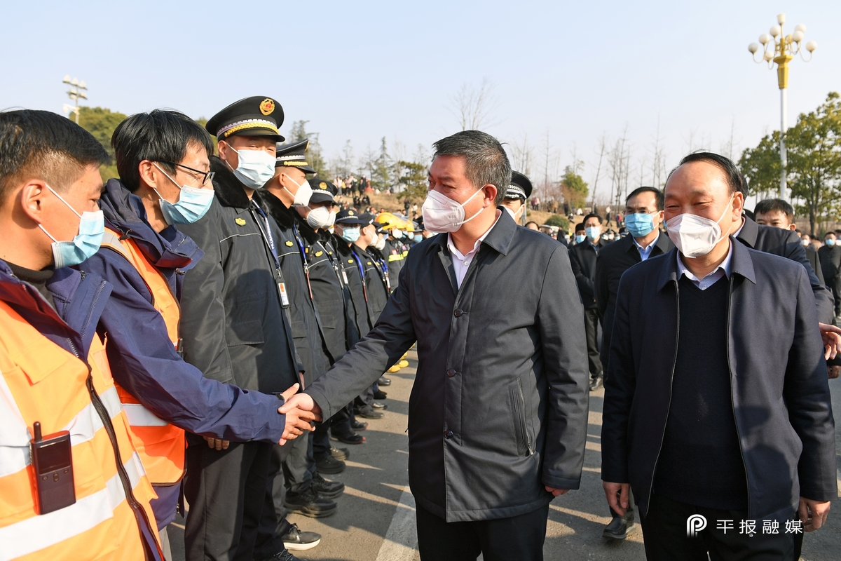 平顶山市市长李明俊在市区景点公园调研假日安全工作