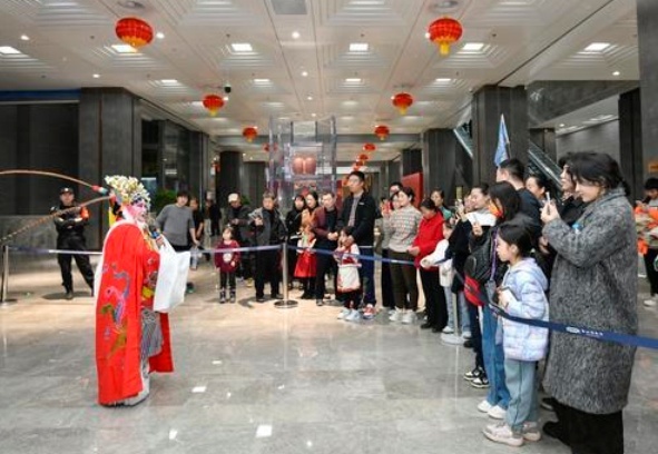 游“市博” 看“彩灯” 山东游客到郑州过大年