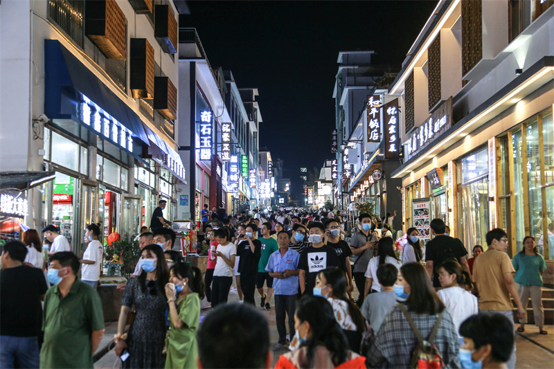 河南省国家级夜间文化和旅游消费集聚区掠影①｜云台山岸上小镇燃爆夜游经济