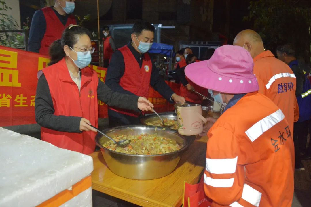 省生态环境厅到东风路爱心粥屋开展志愿服务活动