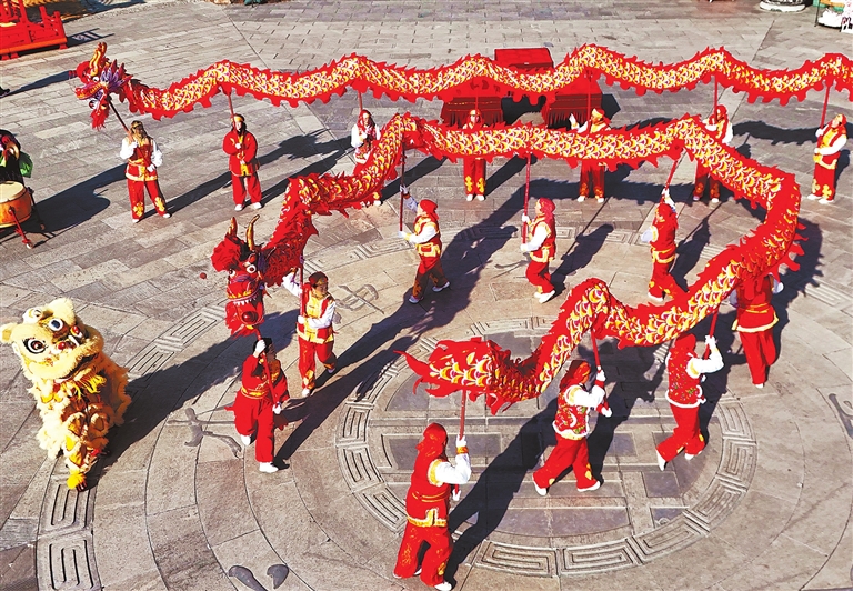 Dragon dance celebrates Spring Festival