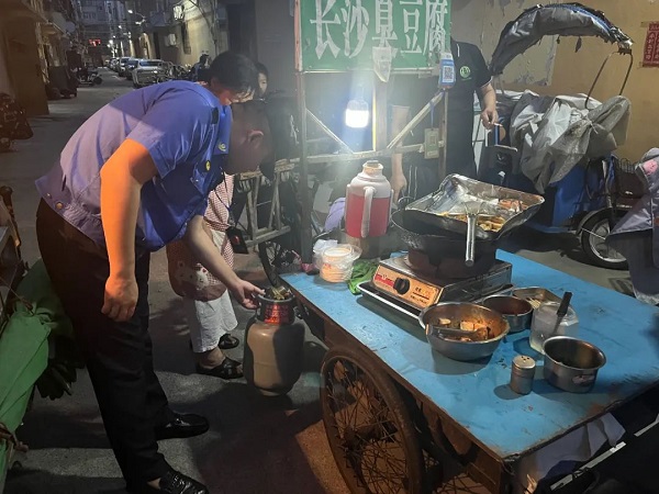 永城城管“三个一”防范于未“燃”<br>永城市城市管理局开展煤气罐安全专项排查整治行动