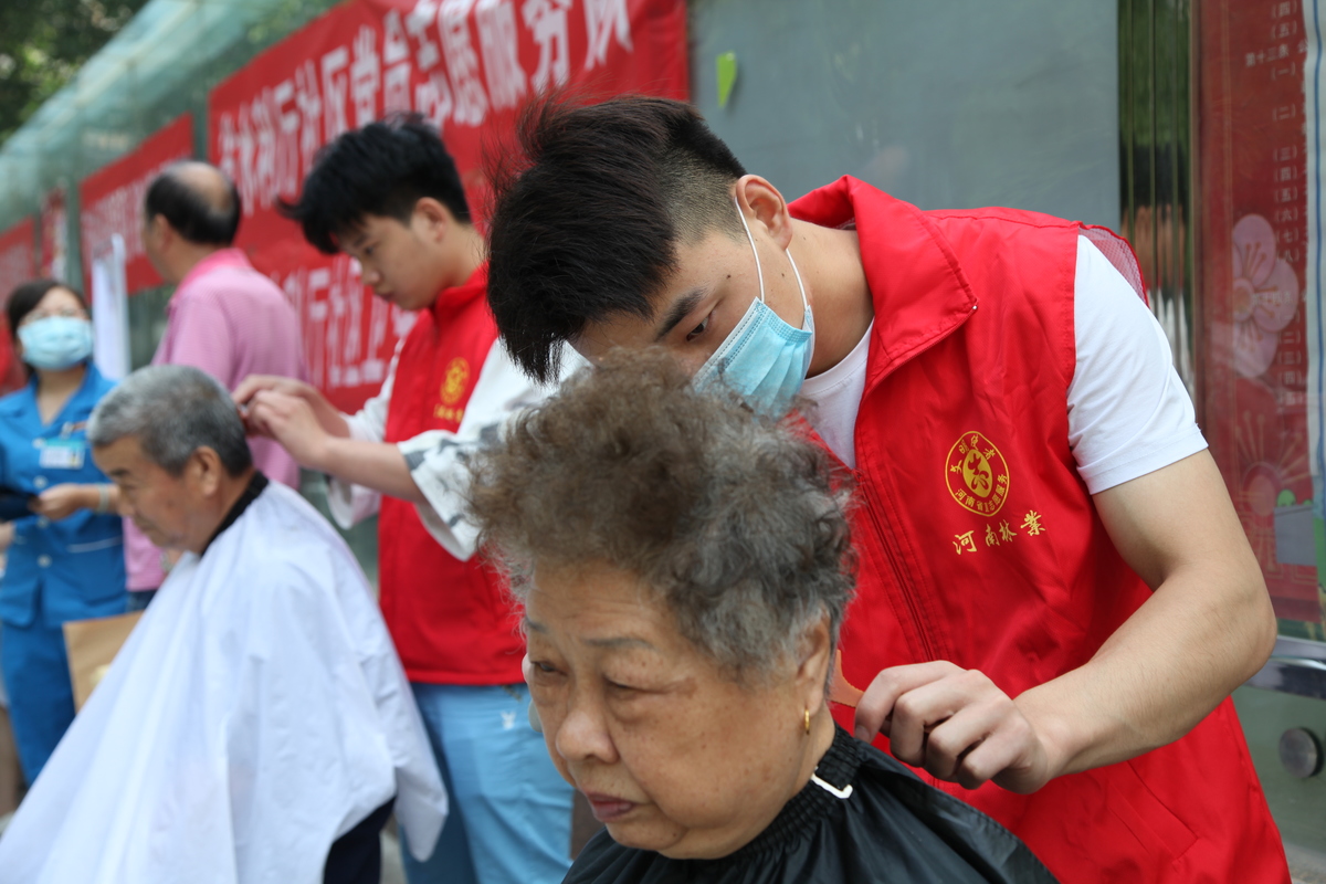 省林业局开展“端午节”党员进社区志愿服务活动   