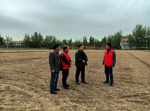 四送两强一助力 科技赋能促振兴——河南省水稻产业科技特派员服务团送农资送技术到田间