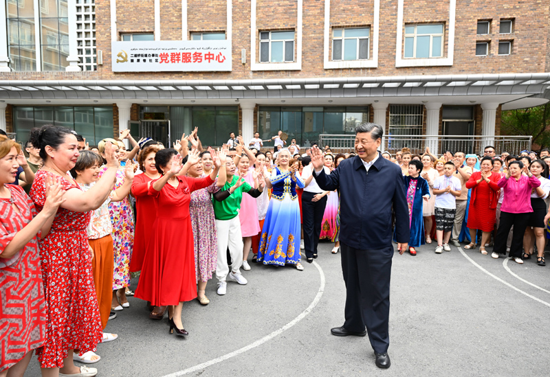 习近平在新疆考察时强调：完整准确贯彻新时代党的治疆方略 建设团结和谐繁荣富裕文明进步安居乐业生态良好的美好新疆