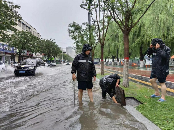 开封市尉氏县：致敬雨中的城管人