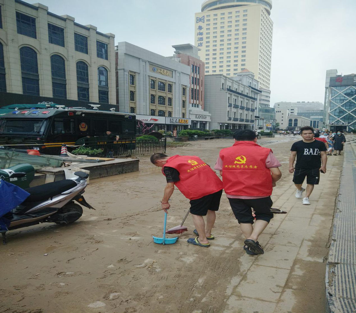 风雨砺初心  抢险担使命<br><br>——郑州德化步行街全力防汛抗洪抢险救灾