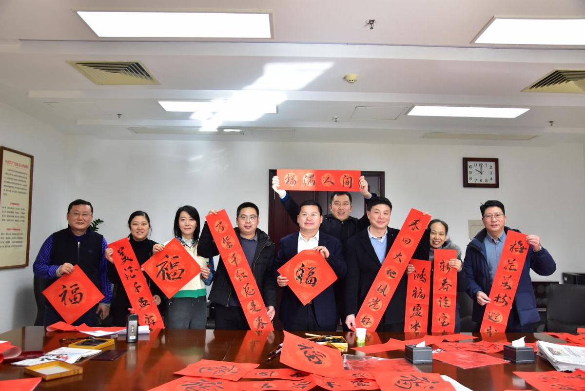 省行政审批政务信息管理局组织开展写春联送祝福活动