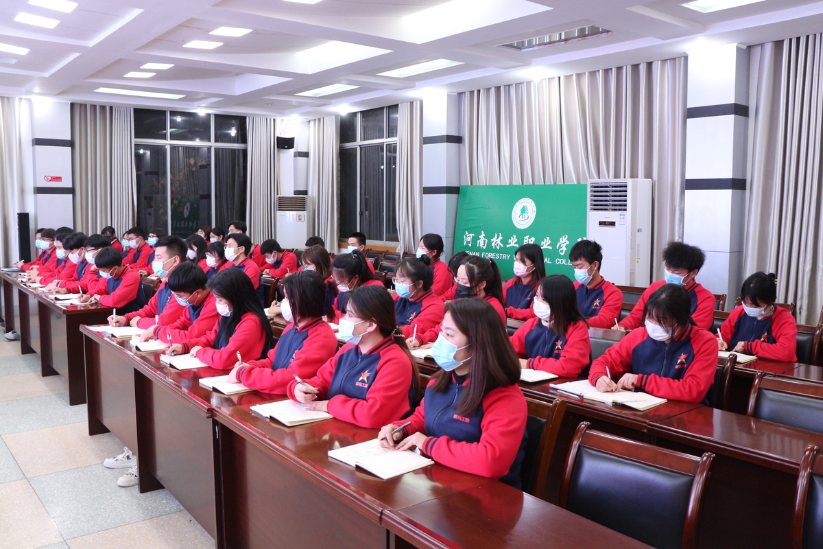 河南林业职业学院党委副书记王新建为第三期青马班学员讲授专题党课