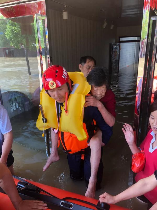 【抗洪前线】抗洪抢险风雨无阻 河南消防“闻”汛而动