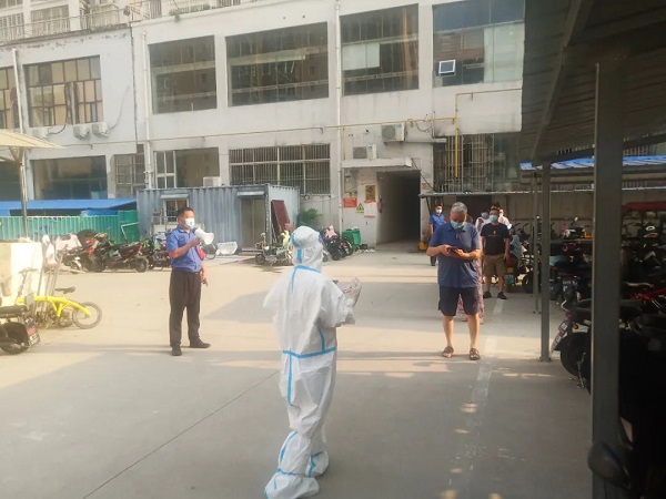 永城市城管局无惧“烤”验 “城管蓝”助力核酸检测显担当