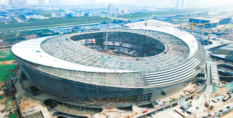 郑州奥体中心施工现场工人正在紧张忙碌