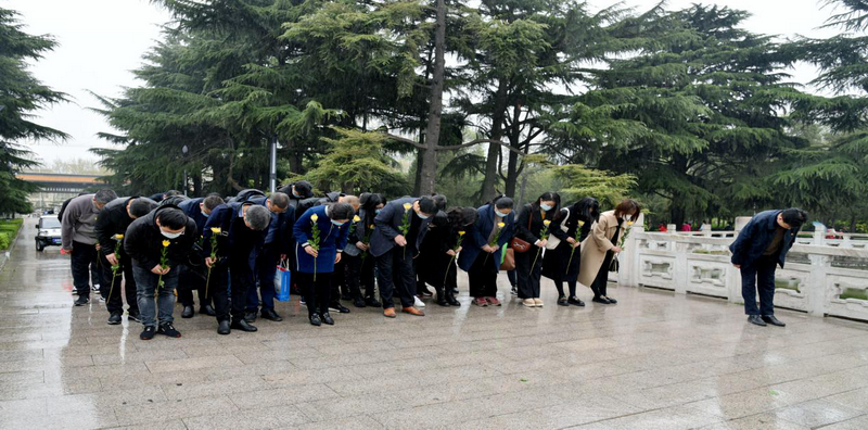 清明雨中祭英烈   百年党史筑忠魂<br>——省工业和信息化厅开展“学党史 祭英烈”祭奠活动