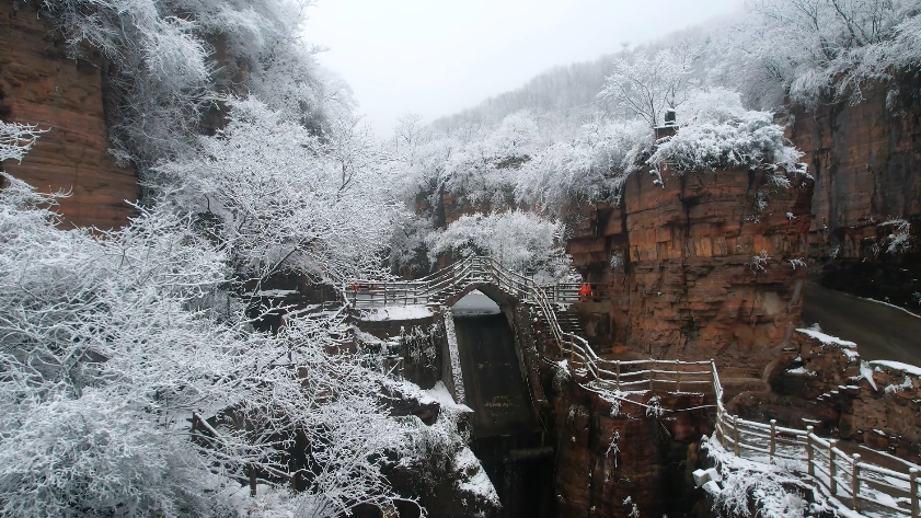 万仙山雪填沟壑美如画卷