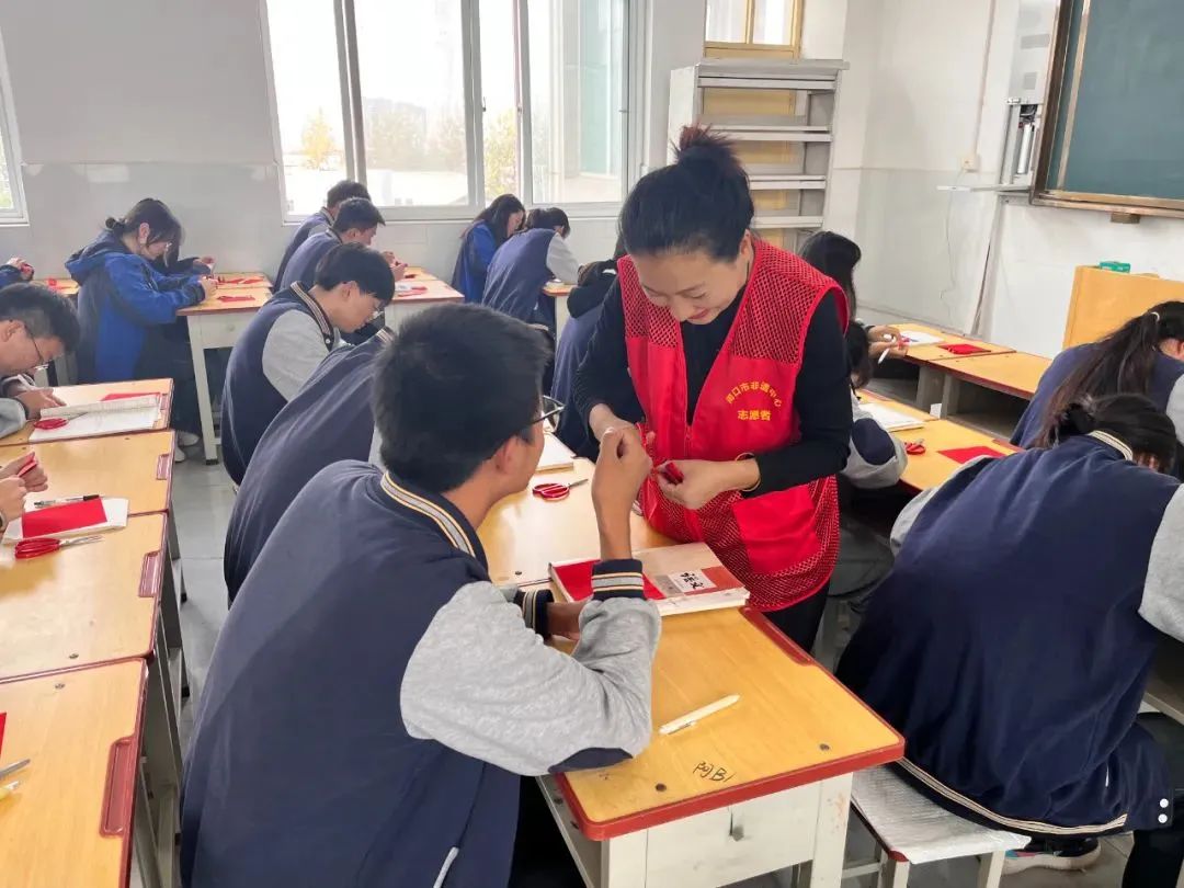 周口：剪纸、木版年画沉浸式体验活动走进校园
