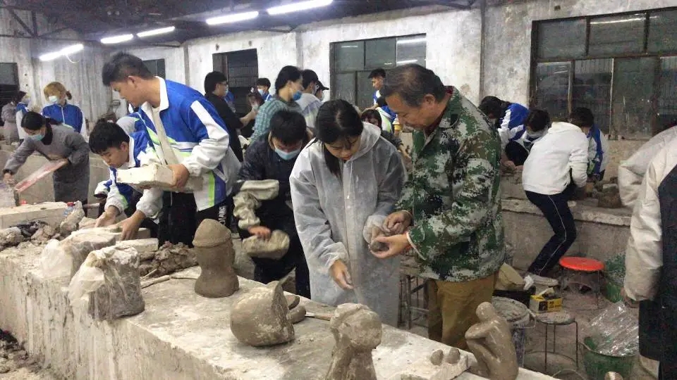 河南经贸职业学院：传统工艺现代设计，让学生邂逅钧瓷之美……