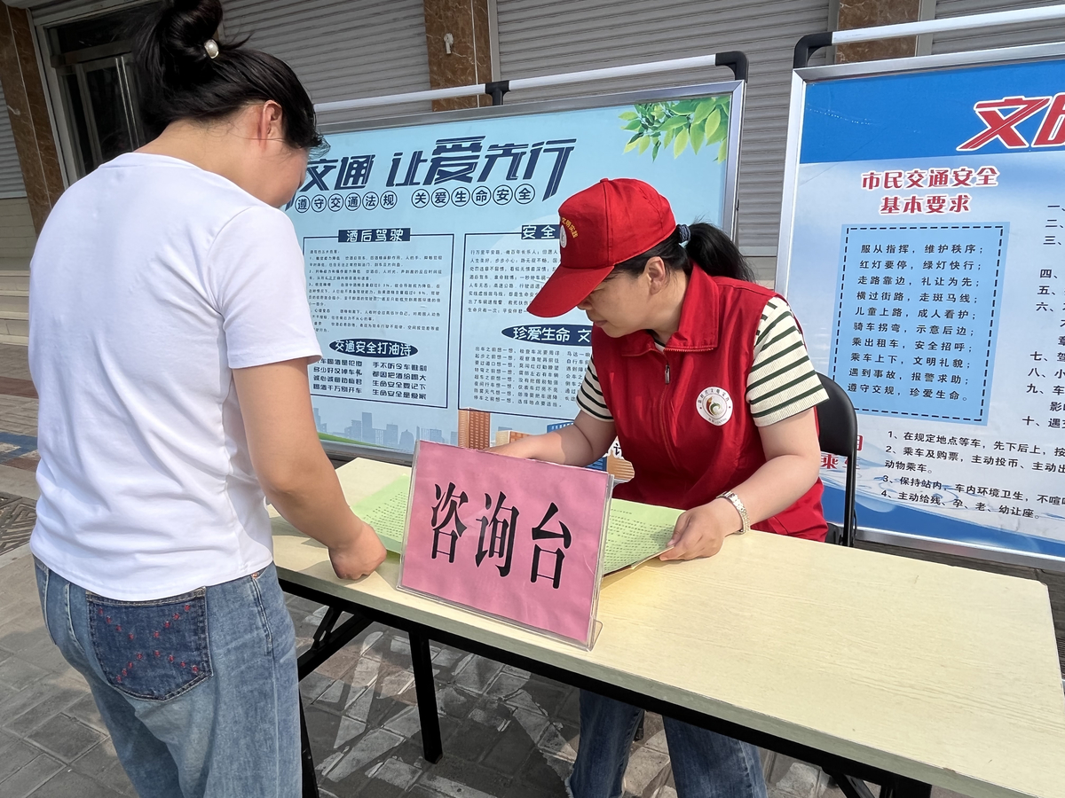 临颍县审计局开展文明交通志愿宣传活动