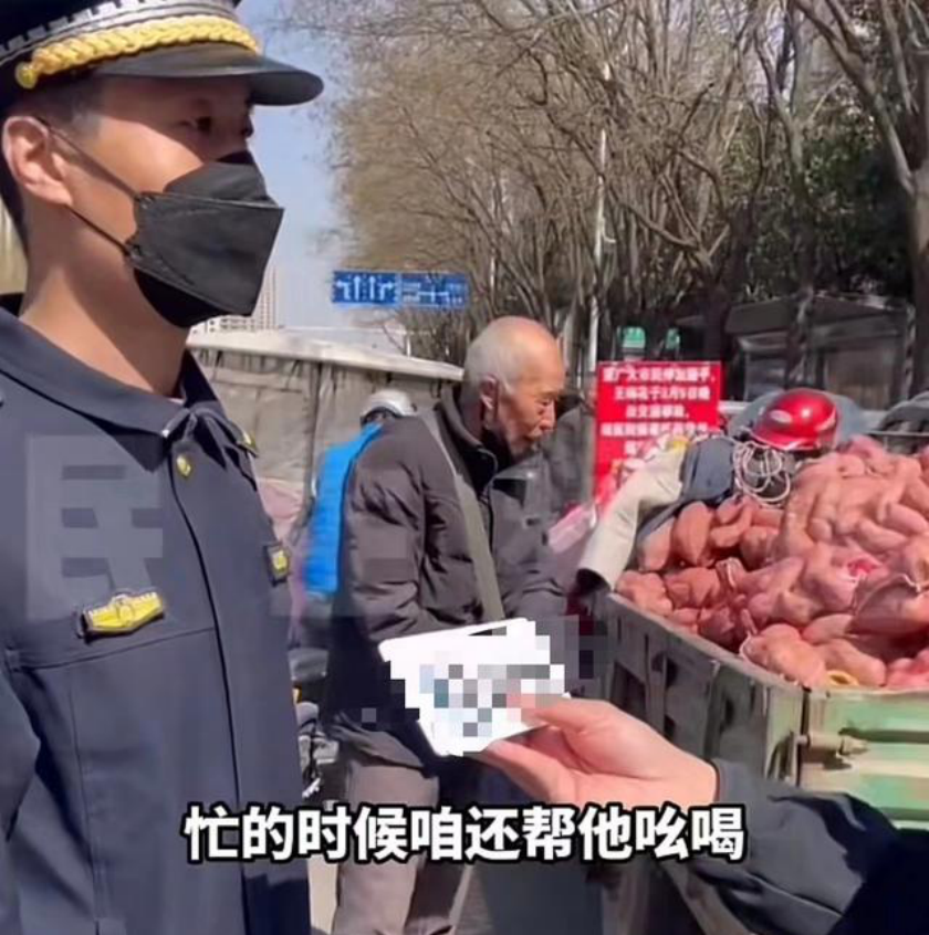 许昌城管帮75岁大爷卖红薯 <br>市民纷纷伸援手购买