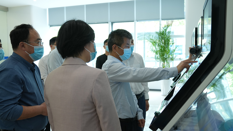 省行政审批和政务信息管理局党组书记 李明东到省政务服务大厅调研
