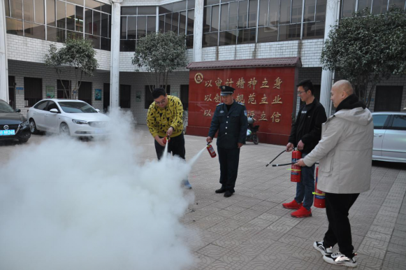 全民消防 生命至上 ——卫辉市审计局开展消防演练