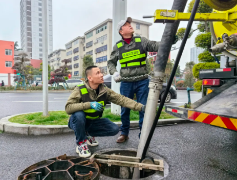 冬病夏治 夏堵春疏 南阳城管市政环卫部门“未雨绸缪”疏通排水管网