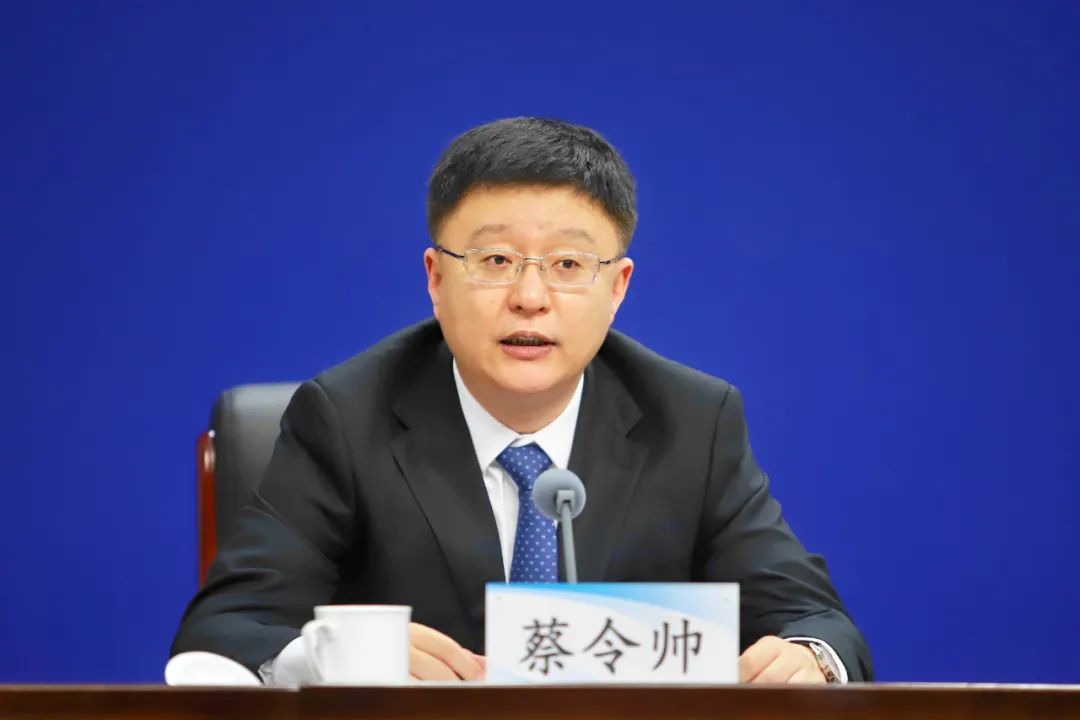 省财政厅党组成员副厅长蔡令帅出席省政府新闻发布会并回答记者提问