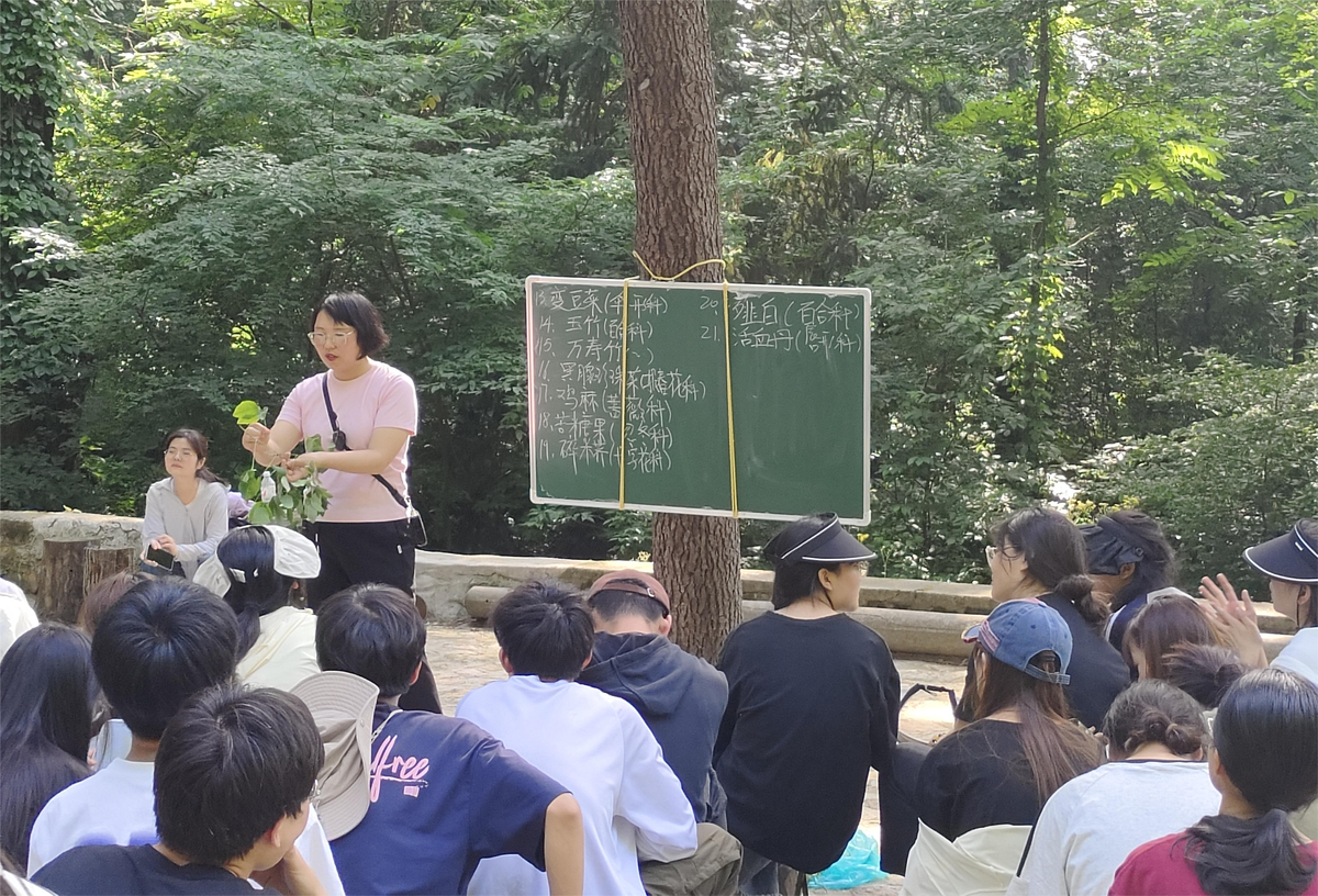 信阳职业技术学院药学院教师党支部开展野外采药教学实践活动 信阳职业技术学院药学院教师党支部开展野外采药教学实践活动