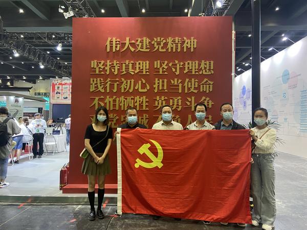 带着党旗打卡“中共一大纪念馆展馆” <br>扫二维码打开石库大门 博博会红色展馆受追捧